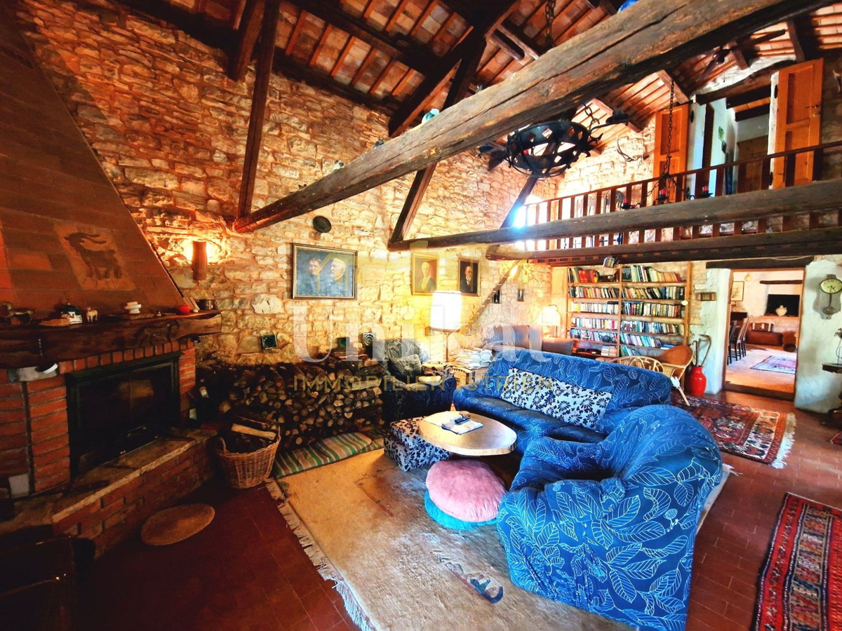 Autentica proprietà con casa in pietra e ampio terreno